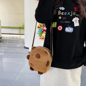 Mignon sac bandoulière en peluche capybara marron porté par un mannequin