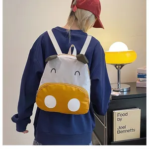 Niedlicher Kinderrucksack im Cartoon-Kuh-Design in einer detailreichen Lifestyle-Ansicht.
