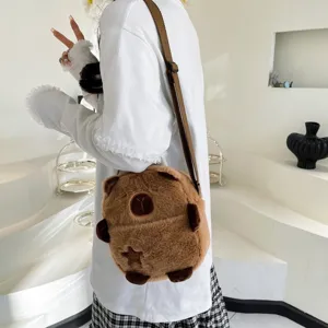 Sac à bandoulière mignon et pelucheux en forme de Capybara marron porté par un modèle
