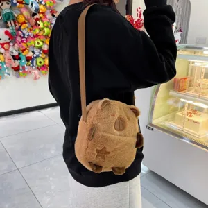 Sac à bandoulière mignon et doux en peluche capybara porté en situation réelle