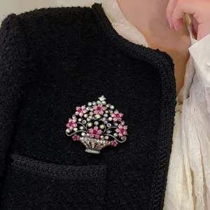 Elegante vintage bloemenmand broche met fonkelende roze strass steentjes voor jassen
