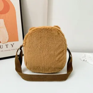 Vue arrière d'un adorable sac bandoulière Capybara en peluche marron, texture douce