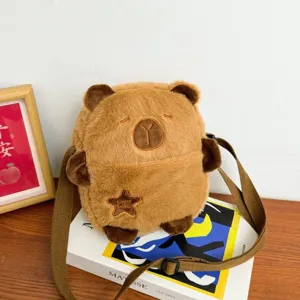 Petit sac bandoulière Capybara en peluche douce avec des détails brodés mignons.