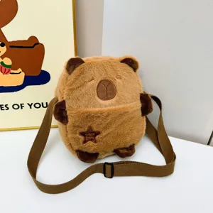 Détail d'un sac à bandoulière en peluche Capybara marron doux avec étoile brodée