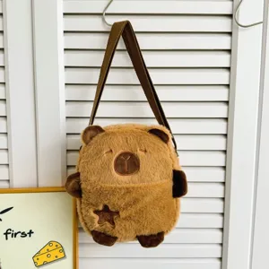 Vue détaillée de la texture de fourrure douce de ce sac bandoulière en peluche capybara
