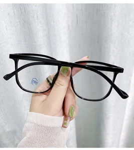 Nahaufnahme einer schwarzen quadratischen Blaulichtfilter-Brille in der Hand