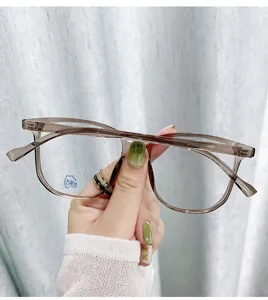 Nahaufnahme einer modischen braunen Brille mit quadratischem Rahmen und Blaulichtfilter-Gläsern
