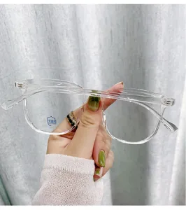 Detailansicht der stylischen klaren quadratischen Brille mit Blaulichtfilter-Gläsern.