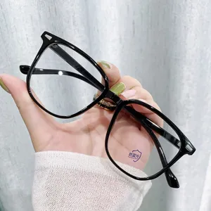 Schwarze quadratische Blaulichtfilter-Brille für optimalen Augenschutz und Stil
