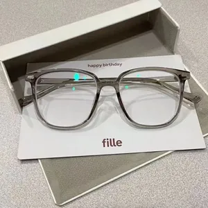 Trendige quadratische Blaulichtfilter-Brille mit elegantem transparentem grauem Rahmen