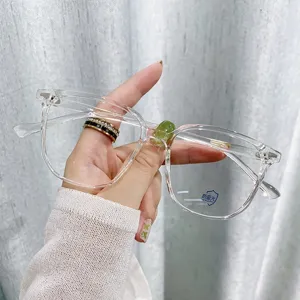 Modische, transparente, quadratische Blaulichtfilter-Brille mit einem klaren Rahmen