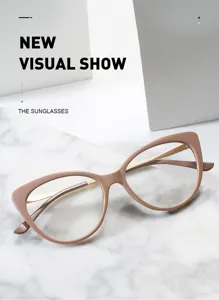 Détail d'une monture de lunettes œil de chat rétro avec branches en métal doré
