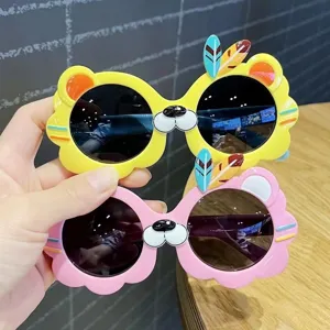 Vue détaillée des lunettes de soleil tigre de dessin animé jaunes et roses pour enfants