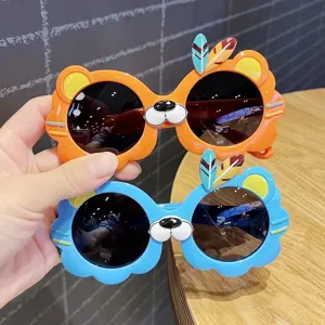 Détail de lunettes de soleil mignonnes en forme de tigre pour enfants en orange et bleu