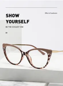 Lunettes anti-lumière bleue œil de chat rétro avec branches en métal doré sur socle