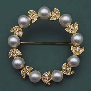 Eleganter Vintage Kranz Brosche mit weißen Perlen und funkelnden Kristallen