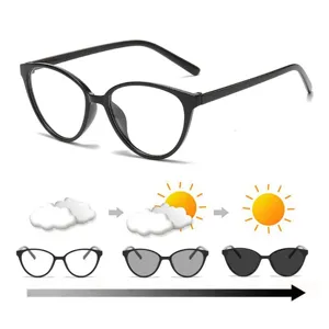 Gafas fotocromáticas negras cat-eye cambian de claras a oscuras con la luz solar