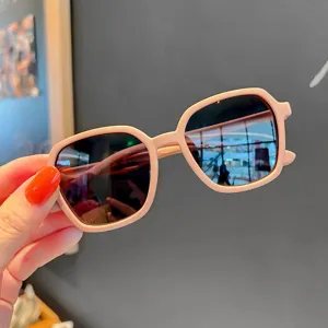 Detail einer trendigen rosa Kindersonnenbrille mit UV-Schutz und dunklen Gläsern
