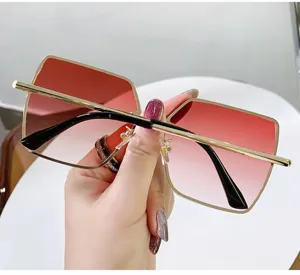 Detailansicht der quadratischen Übergroßen Sonnenbrille mit roten Verlaufsgläsern