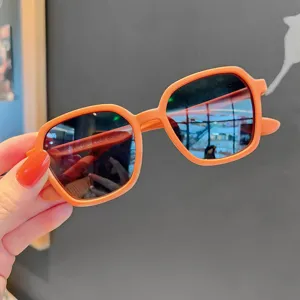 Detaillierte Ansicht einer trendigen orangefarbenen Kindersonnenbrille mit mattem Rahmen