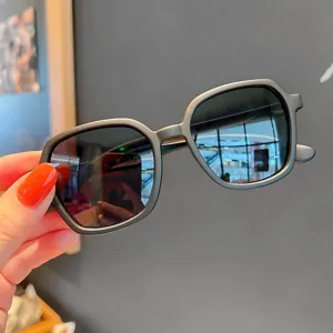 Detailansicht einer modischen mattgrauen Kindersonnenbrille mit UV-Schutzgläsern
