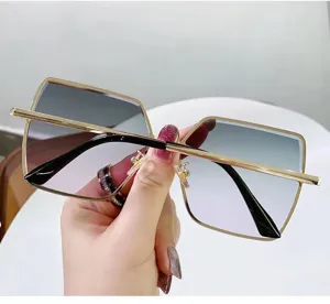 Detailansicht einer quadratischen Sonnenbrille mit Metallrahmen und Farbverlauf.