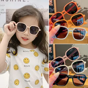 Trendige Kinder-Sonnenbrille mit UV-Schutz in vielen Farben und schickem rechteckigem Rahmen.