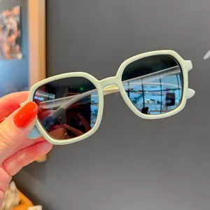 Trendige mintgrüne geometrische Kinder-Sonnenbrille mit dunklen UV-Schutzgläsern