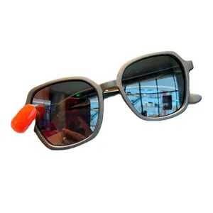 Trendige quadratische Kindersonnenbrille mit dunklen UV-Schutzgläsern für Jungen und Mädchen
