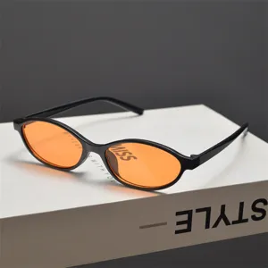 Gros plan détaillé des lunettes de soleil ovales noires tendance avec verres orange