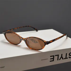 Détail de lunettes de soleil ovales chic pour femmes en écaille avec verres bruns