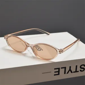 Gros plan sur des lunettes de soleil ovales tendance couleur champagne à petit cadre