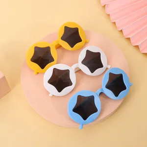 Détail en gros plan des verres en forme d'étoile sur les lunettes de soleil enfant.