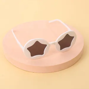 Lunettes de soleil enfant avec monture en plastique blanc et verres étoilés.
