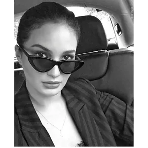 Stylish retro cat-eye sunglasses for women with a vintage chic black frame design