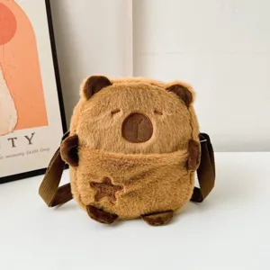 Sac bandoulière Capybara en peluche marron douce avec un joli détail d'étoile brodée