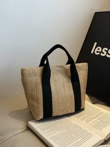 Bolso de mano moderno de paja tejida con asas negras para tus vacaciones de verano