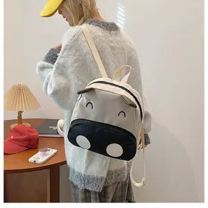 Detailansicht eines niedlichen Kinderrucksacks mit Kuhmotiv in Schwarz und Weiß