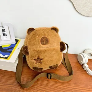 Vue détaillée d'un sac bandoulière en peluche Capybara marron avec une broderie étoile