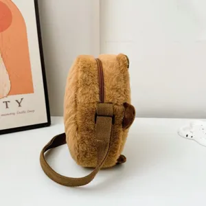 Détail de vue latérale d'un sac à bandoulière capybara en peluche marron toute douce