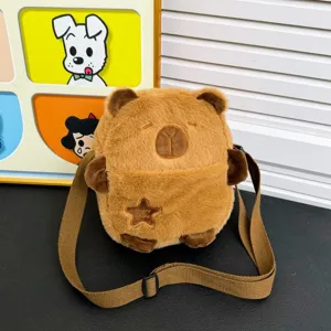 Détail d'un sac à bandoulière mignon en peluche capybara marron avec broderie d'étoile