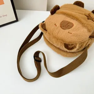 Vue détaillée du sac à bandoulière capybara en peluche marron avec texture douce