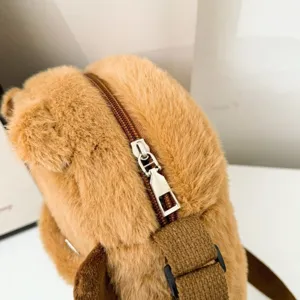 Détail d'un sac à bandoulière en peluche capybara montrant la fermeture et la texture