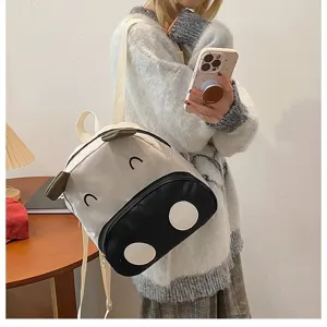 Detailansicht eines süßen Kinderrucksacks im Kuh-Design in einer gemütlichen Umgebung