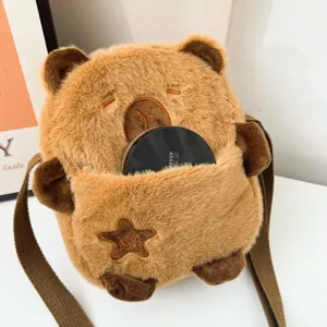 Détail macro d'un joli sac bandoulière Capybara en peluche marron avec maquillage