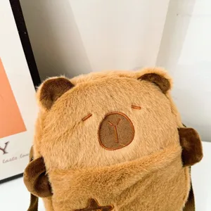 Gros plan d'un sac à bandoulière capybara en peluche marron avec broderie mignonne