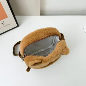 Vue intérieure détaillée d'un joli sac à bandoulière en peluche capybara marron avec doublure