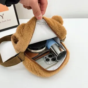 Vue détaillée de l'intérieur du sac à bandoulière en peluche Capybara montrant sa capacité