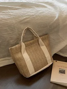 Detalle de estilo de vida de un bolso de paja trenzada para vacaciones de verano