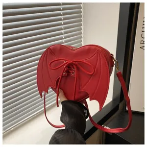 Rode hartvormige crossbodytas met duivelsvleugels en vetersluiting strikdetail
